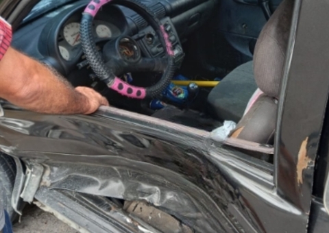 Repleto de latinhas de cerveja, carro fica destruído em acidente em Manaus; vídeo