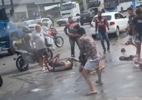 Vídeo: Suspeitos de fazerem arrastões são espancados na Torquato Tapajós em Manaus