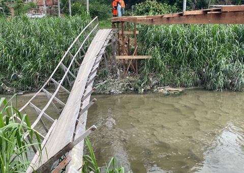Ponte arrastada durante transbordamento de igarapé é reconstruída em Manaus