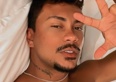 Xamã se descuida e deixa pênis escapar em vídeo 