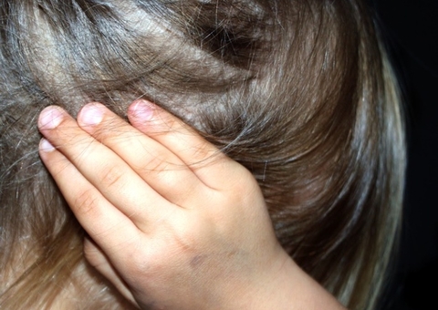 Criança de 4 anos leva socos do pai que tentava matar esposa com capacetadas