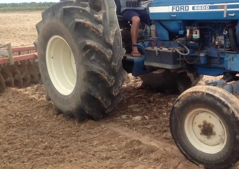 Mulher morre após 'pegar carona' em trator, escorregar e ser esmagada
