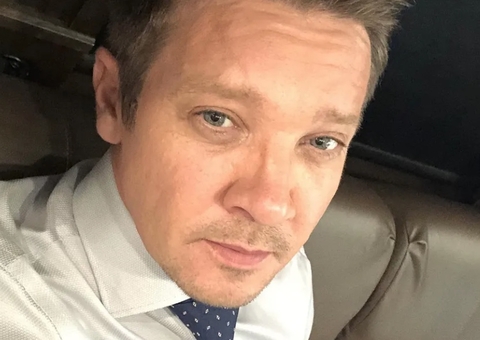 Jeremy Renner deixa hospital após grave acidente com máquina de limpar neve