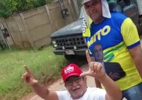 Aposta: Bolsonarista carrega amigo lulista em carrinho de mão