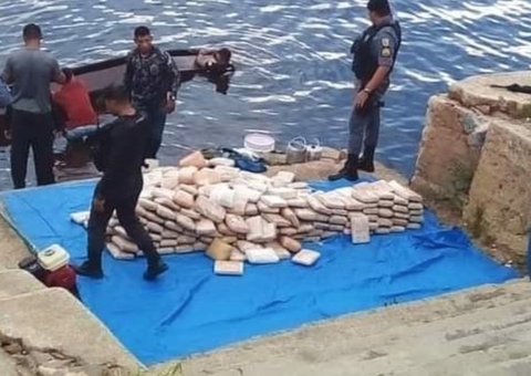 Casal é flagrado com quase 400 kg de droga em fundo falso de canoa no Amazonas