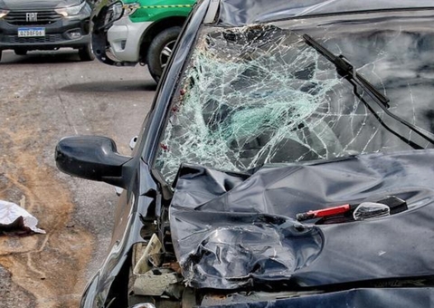 Passageira de moto é arremessada e morre após batida violenta de carro em Manaus