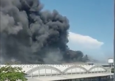 Incêndio atinge galpão do Aeroporto Galeão, no Rio de Janeiro