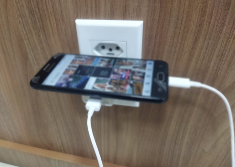 Jovem morre após levar choque de celular que carregava na tomada em Manaus