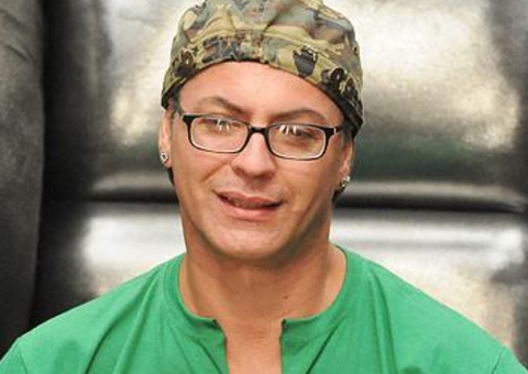 Ex-BBB Dicesar diz que contraiu doença durante reality da Globo