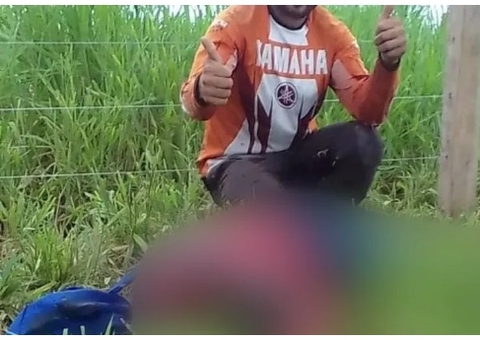 Homem é investigado após divulgar foto sorrindo ao lado de irmão morto no Amazonas