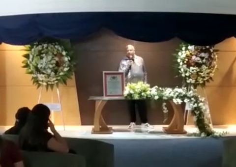 Cerimonialista causa revolta ao fingir que morreu para saber quem iria ao seu velório