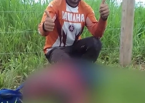 Homem é investigado após postar foto sorrindo ao lado do corpo do irmão no Amazonas