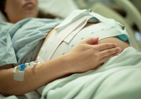 Grávida tem antebraço amputado após marido atacá-la com terçado