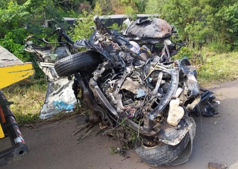 Carro vira 'bola de destroços' após acidente com carreta que matou 4 pessoas