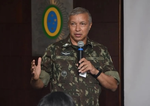 Lula demite comandante do Exército