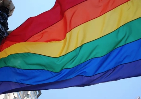 Homem é preso após agredir casal homossexual a pedradas