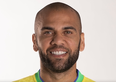 Ex-mulher de Daniel Alves e família do jogador têm racha em meio à briga por troca de advogados, revela irmão