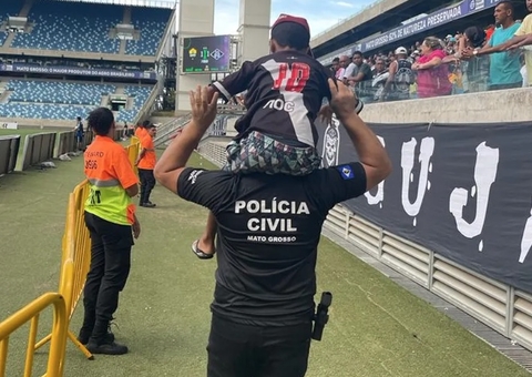 Menino de 10 anos é esquecido pelo pai em estádio durante partida de futebol