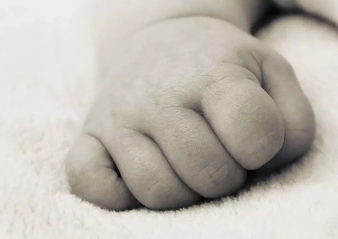 Bebê de 10 meses cai de caminhão em movimento e morre atropelado