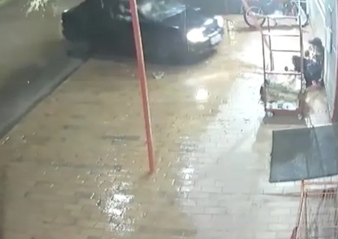 Mulher atropela duas vezes suspeito de agredir a mãe; imagens fortes