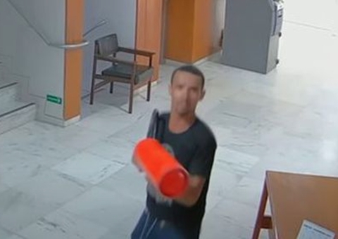 PF prende homem filmado ao destruir relógio no Palácio do Planalto