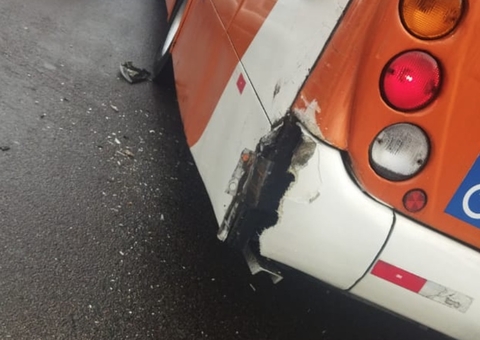 Ônibus 610 é atingido por caminhão-baú enquanto embarcava passageiros em Manaus