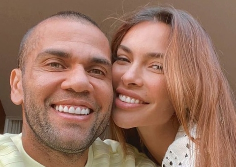 Esposa de Daniel Alves nega que tenha escrito mensagem de apoio ao jogador