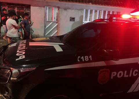 Criminosos invadem vila e assassinam jovem dentro de kitnet em Manaus