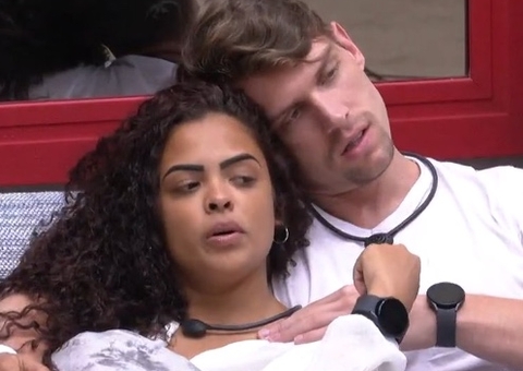 Cristian e Paula trocam carinhos no sofá e surpreendem internautas