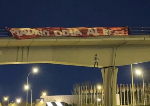 Rivalidade: Torcida do Atlético de Madrid 'enforca' Vinicius Junior em ponte