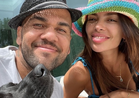 Acabou? Mulher de Daniel Alves apaga fotos com o jogador