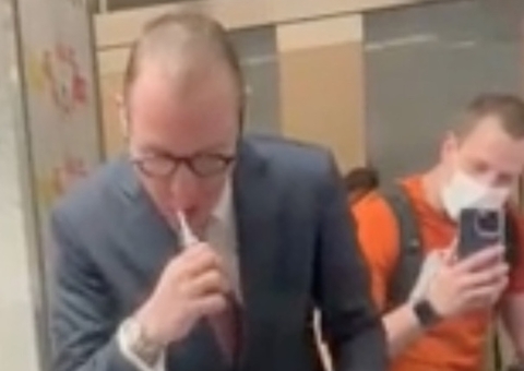 Homem que xingou advogado de Lula em banheiro de aeroporto é indiciado