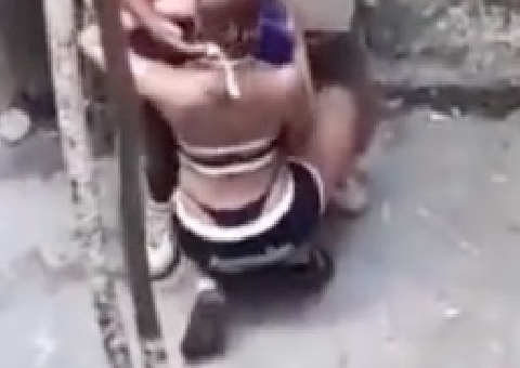 Anitta simula sex0 0ral em gravação de clipe em comunidade e choca fãs