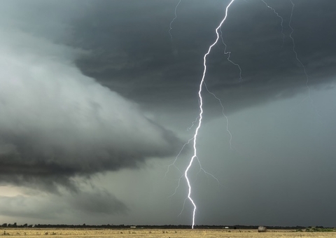 Raio atinge transformador de energia e deixa duas pessoas feridas no Amazonas