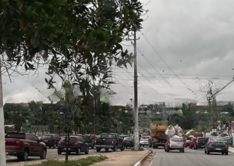 Caminhão tem pane mecânica na Av. das Torres e deixa trânsito caótico em Manaus