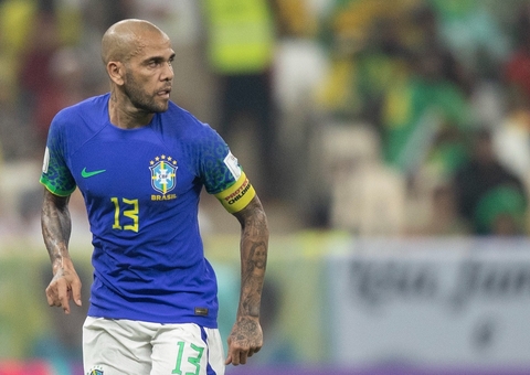 Preso por estupro, Daniel Alves distribui autógrafos em presídio de Barcelona