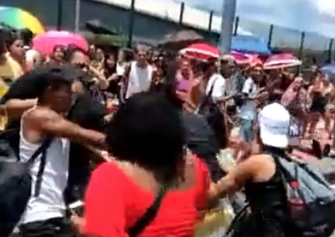 Vídeo: Fãs saem no tapa na fila para ingresso do show do RBD no Rio de Janeiro 