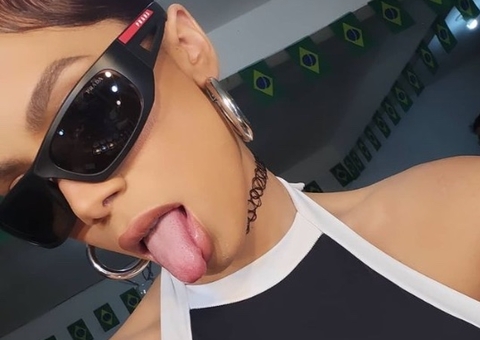 Moradores se revoltam com Anitta após simulação de sexo oral em comunidade 