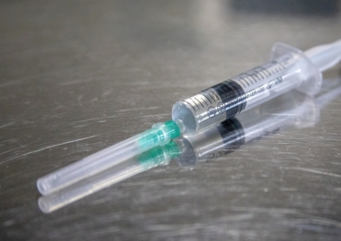 EUA suspendem tratamento com AstraZeneca; vacina usada no Brasil