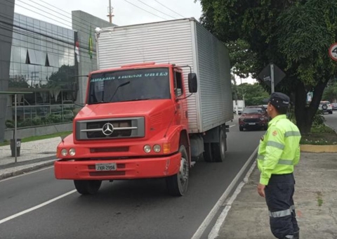 Fiscalização multa motoristas de caminhões que trafegam pela faixa da esquerda em avenida de Manaus