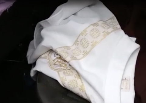 Padres são amarrados dentro de igreja durante assalto