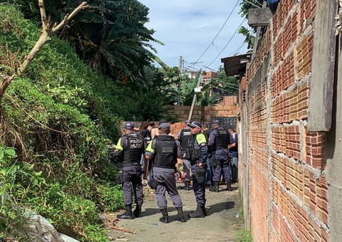 Criminosos tentam decapitar e matam homens a terçadadas em beco de Manaus 