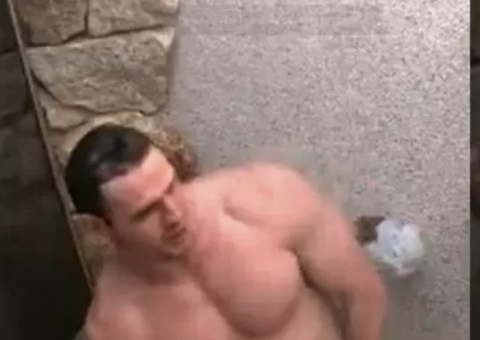 BBB23: Gustavo Cowboy deixa pênis escapar durante banho e mostra tudo