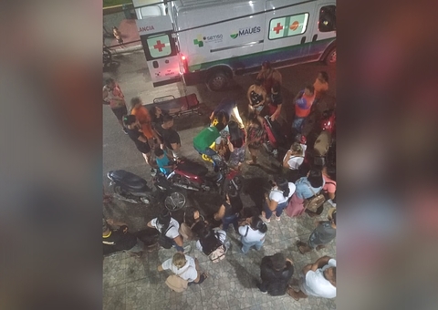 Motociclista fica ferida após bater contra veículo estacionado no Amazonas