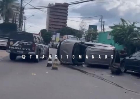 Carro fica destruído após capotar em avenida de Manaus
