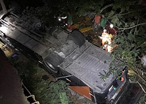 Ônibus com time de futebol cai de ponte e deixa 4 mortos e 29 feridos 