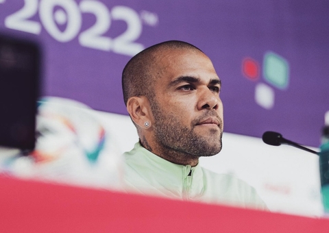 Defesa de Daniel Alves acredita que jogador deixará prisão dentro de 1 mês
