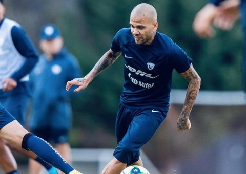 Preso por estupro, Daniel Alves joga futebol na cadeia enquanto aguarda liberdade