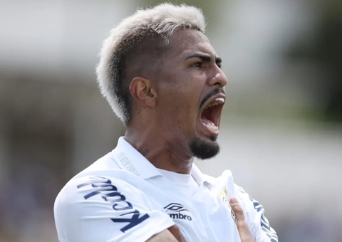 Santos volta a sacrificar base em momento de crise