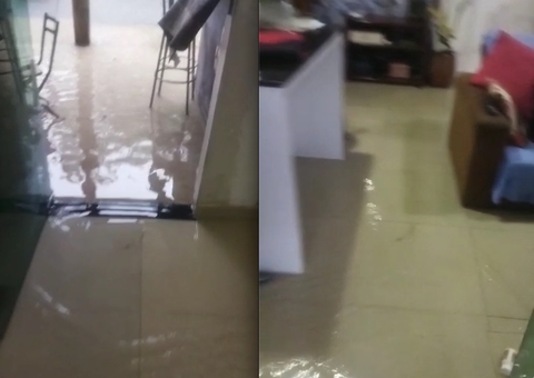 Morador pede ajuda após ter casa inundada por causa de bueiro entupido em Manaus